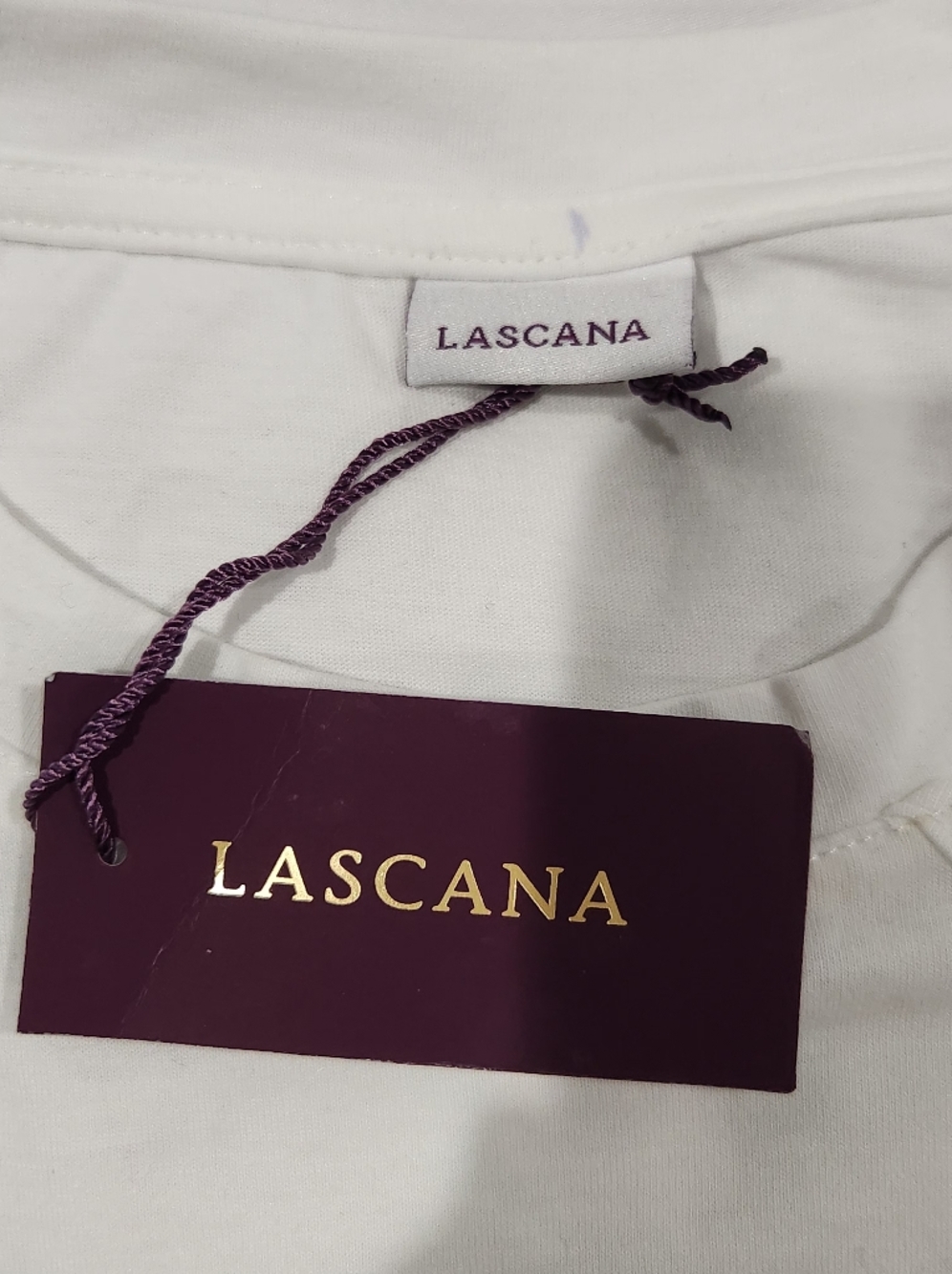 Lascana White Asymmetric Cold-Shoulder Tee with "be kind" Script. NWT. Size 4/6 - Picture 3 of 8